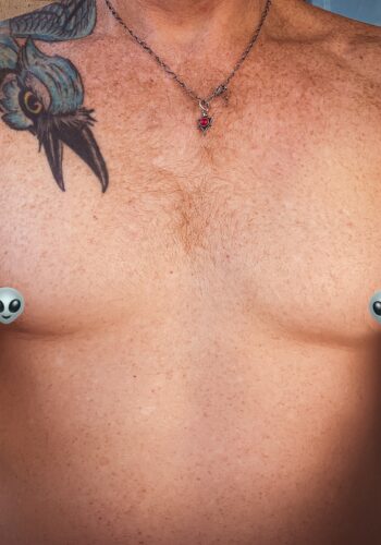 Trans woman and queer photographer Gynger St Claire shows change in her chest shape after 36 days on estrogen